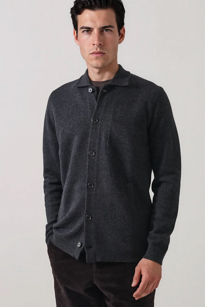 Cardigan en laine mérinos à col chemise vue de face pour homme Patrick Assaraf