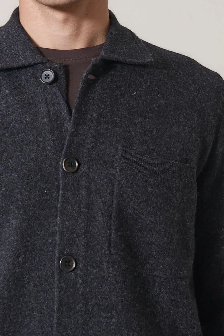 Cardigan à col chemise vue de face pour homme Patrick Assaraf