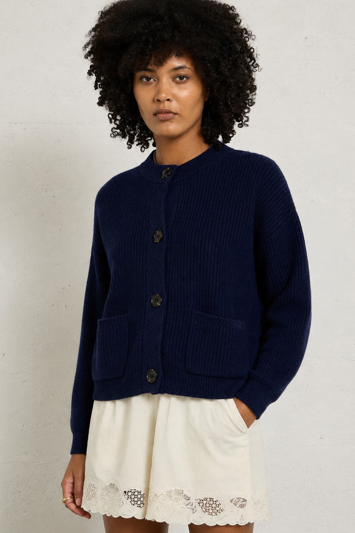 Vue de face cardigan à poches JC SOPHIE femme beige avec maille côtelée - Valérie Simon