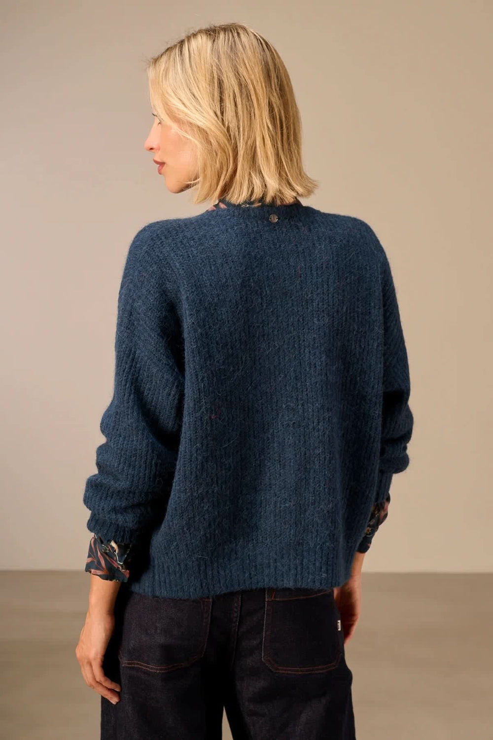Cardigan en tricot doux à boutons vue de face pour femme Nile