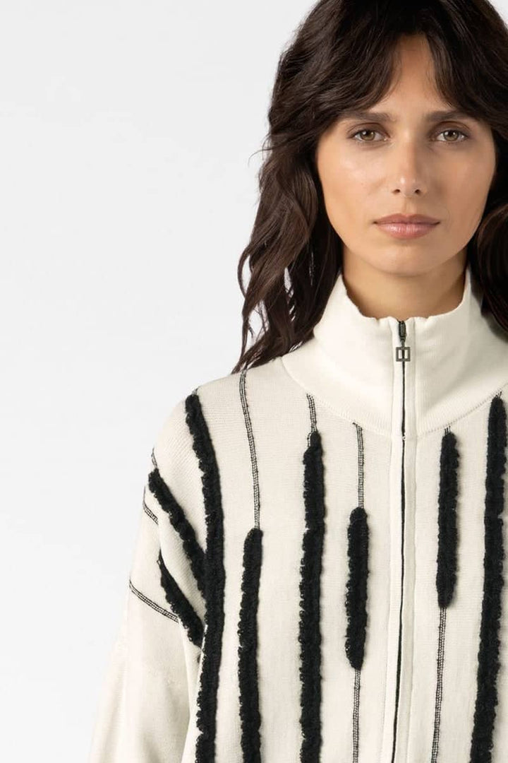 Cardigan zippé à motif texturé vue de face pour femme sarah pacini