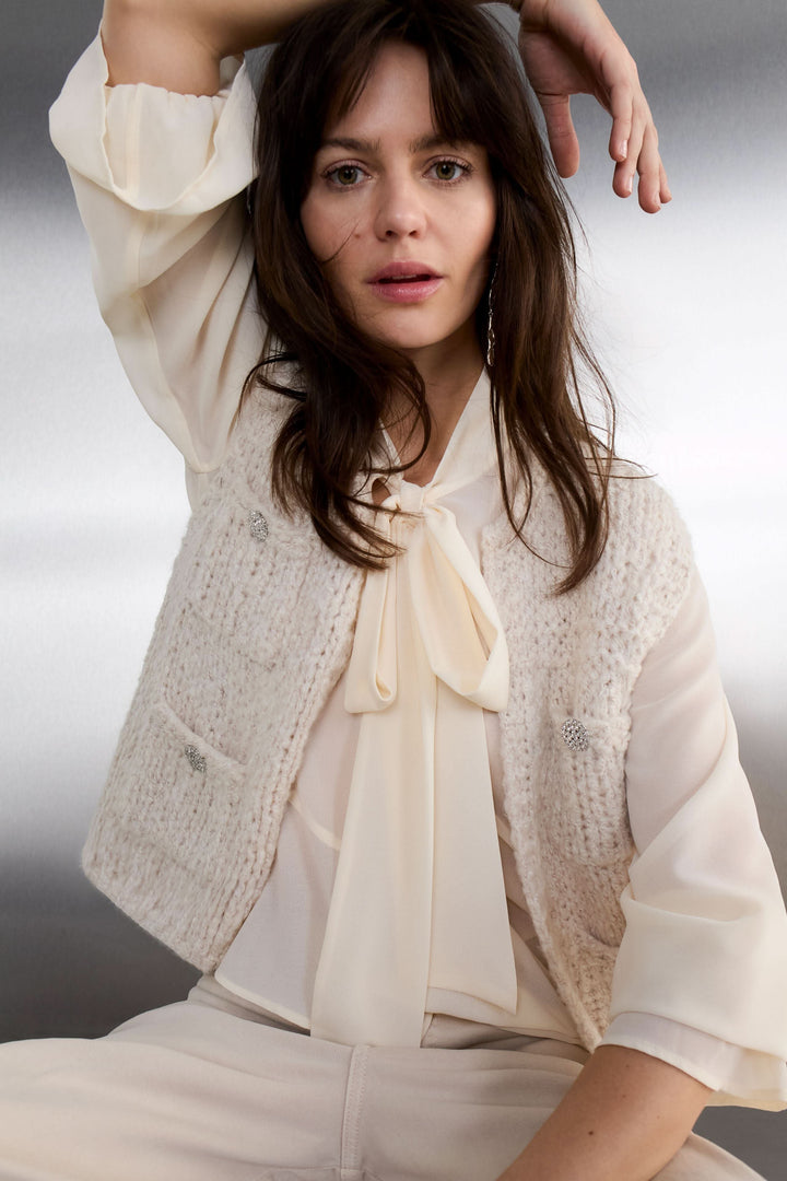 Flowing blouse with tied collar