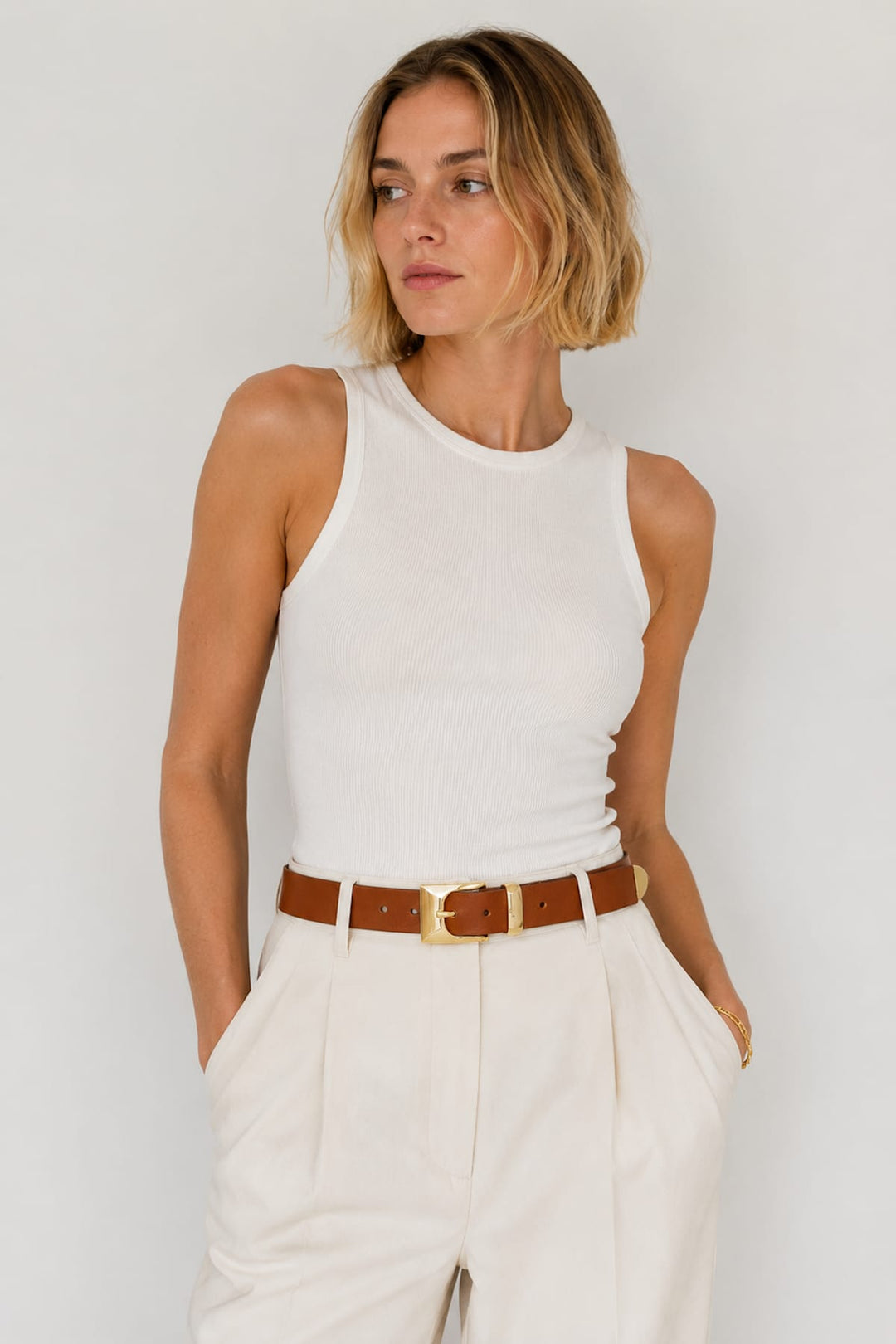 Vue frontale ceinture dorée Brave Leather Tomio noir avec boucle gravée pour femme - Valérie Simon