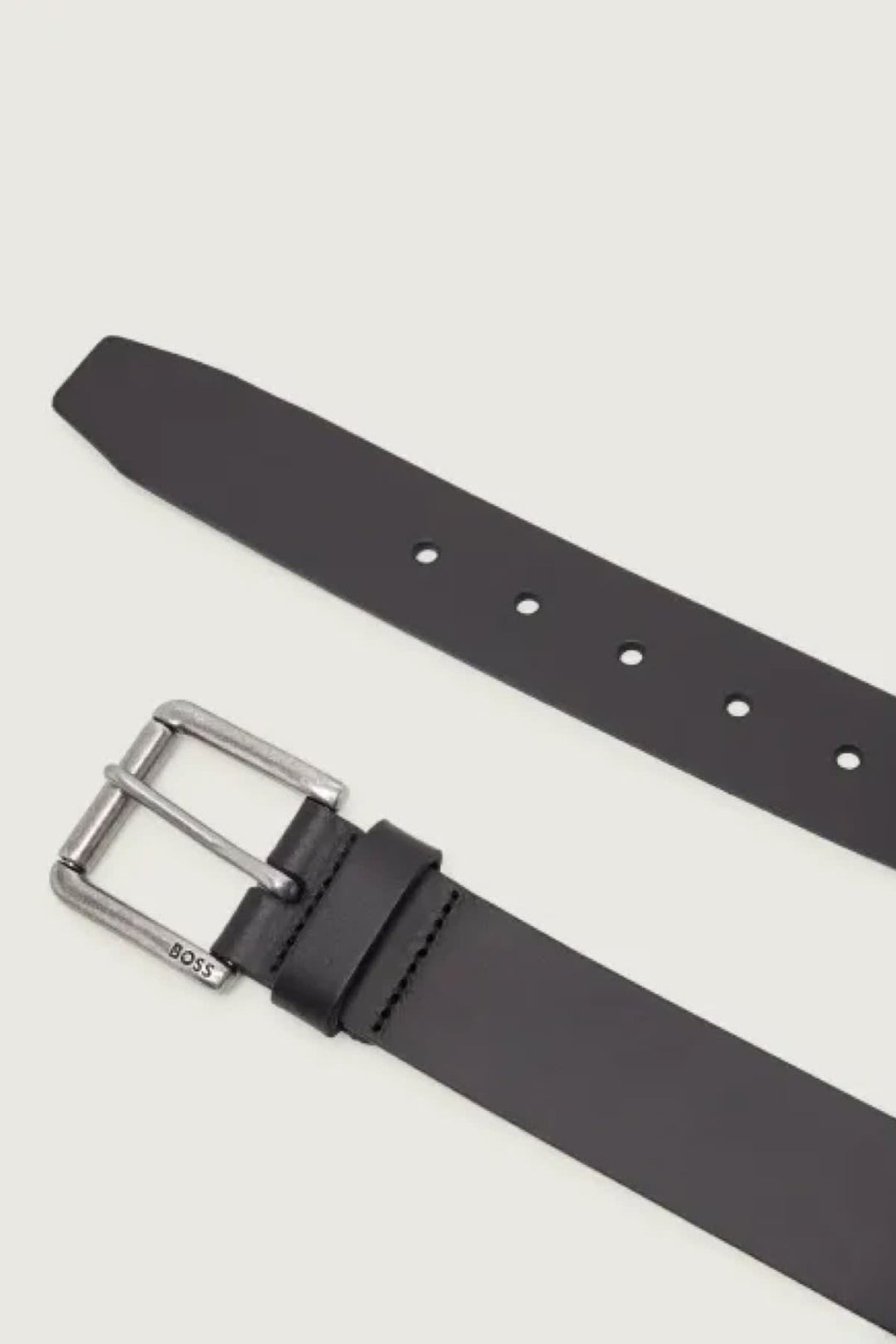 Vue latérale ceinture carreaux Hugo Boss homme en cuir noir boucle carrée - Valérie Simon