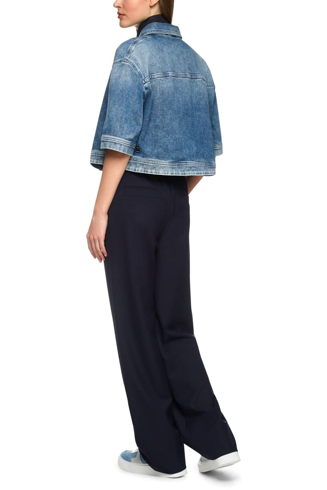 Femme portant un pantalon large WASHINGTON et une veste en jean, vue de dos, style décontracté et tendance.