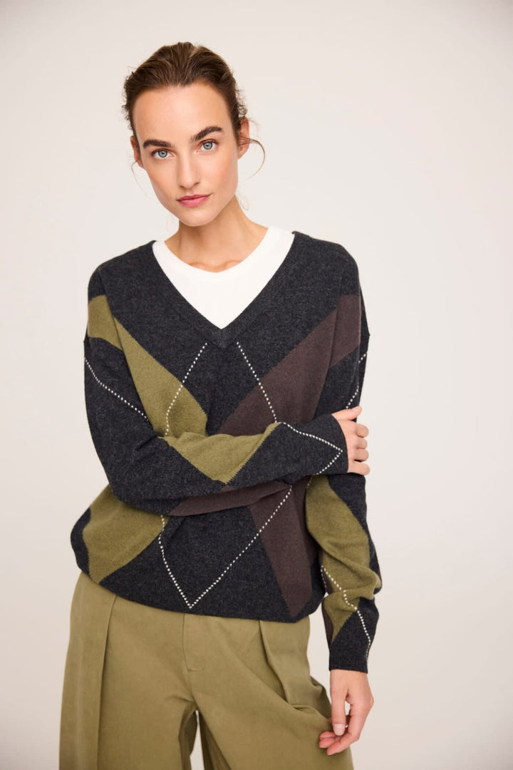 Vue de face chandail JC SOPHIE avec losanges marron, col en V pour femme - Valérie Simon