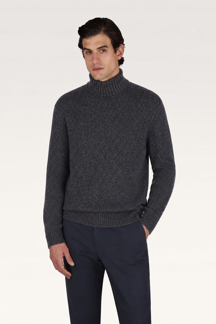 Vue de face chandail col roulé Paul and Shark pour homme gris avec logo brodé manche - Valérie Simon