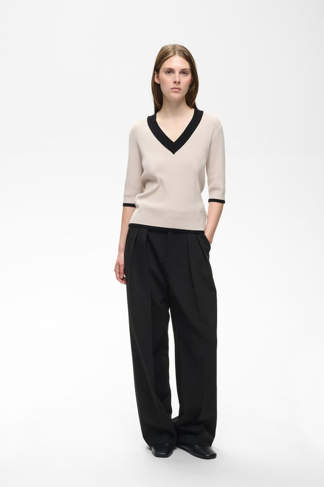 Vue de face chandail contrastant Inwear col V noir et blanc pour femme - Valérie Simon