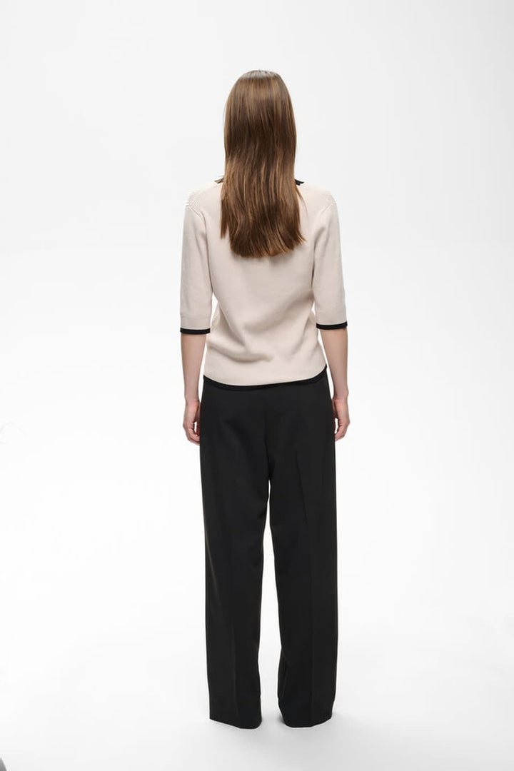 Vue de face chandail à col V contrastant Inwear pour femme, beige avec bordures noires - Valérie Simon