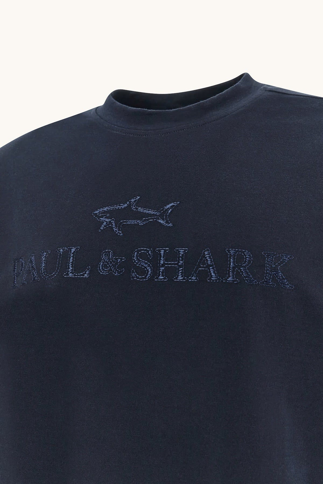 Vue de devant chandail logo ton sur ton Paul and Shark pour homme noir - Valérie Simon