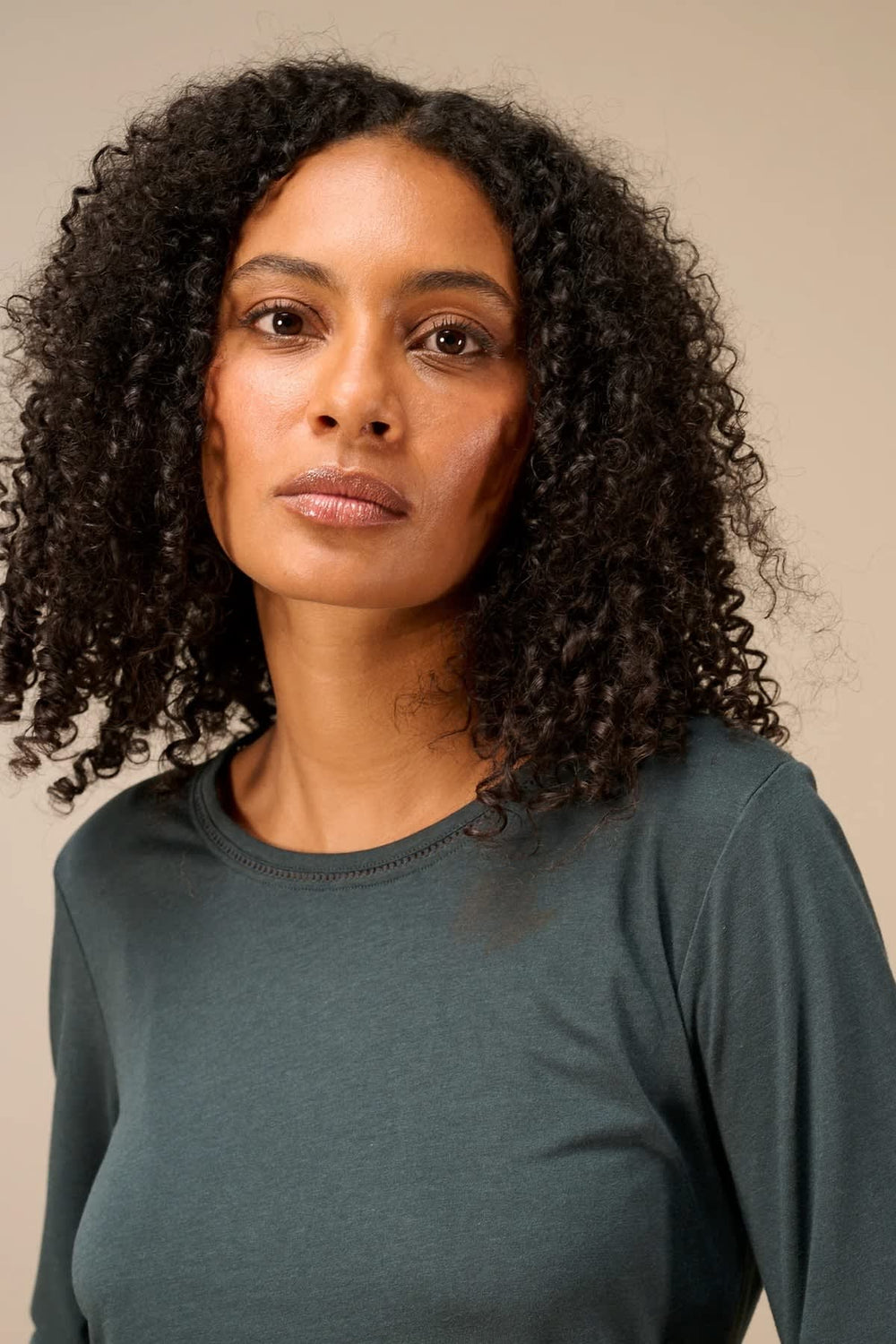Chandail à manches longues et encolure délicate vue de face pour femme Nile