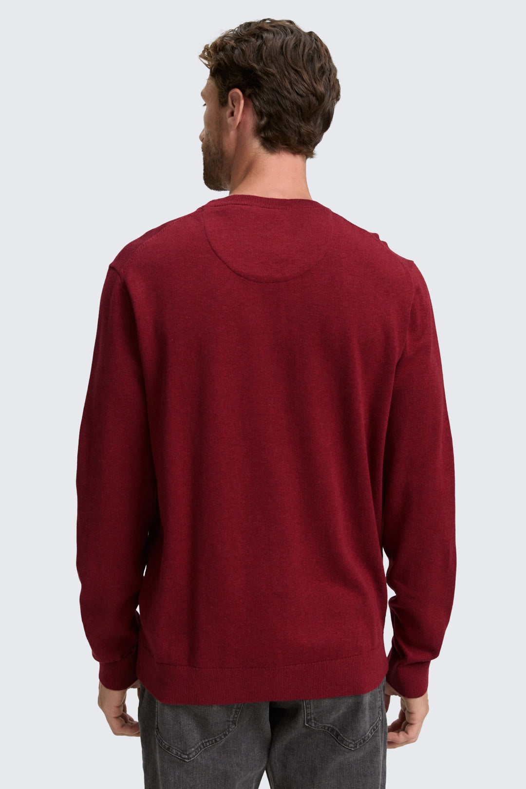 Vue de côté chandail col rond Tom Tailor pour homme gris avec logo discret sur manche - Valérie Simon