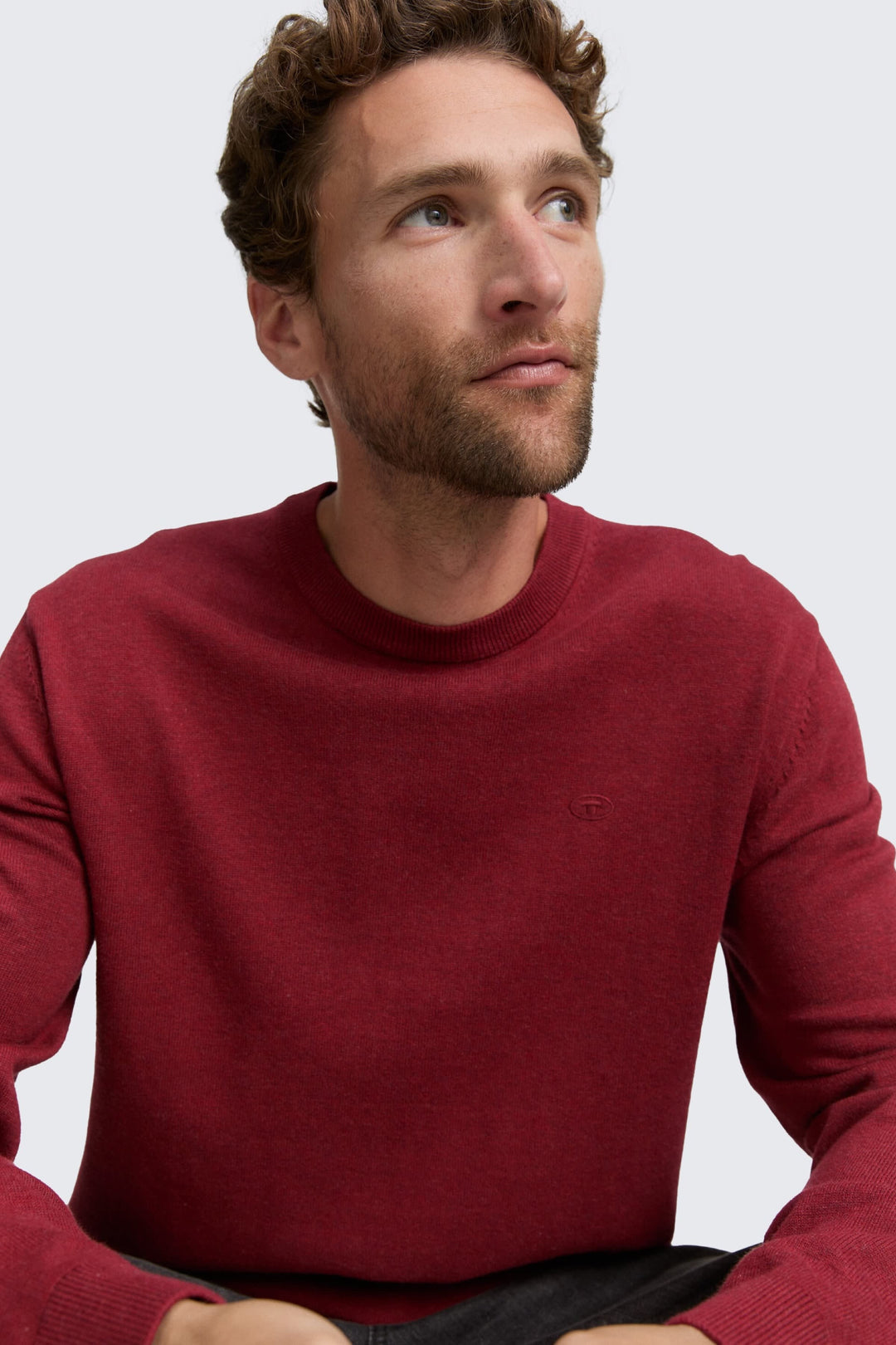 Vue de côté chandail col rond Tom Tailor pour homme gris avec texture côtelée - Valérie Simon