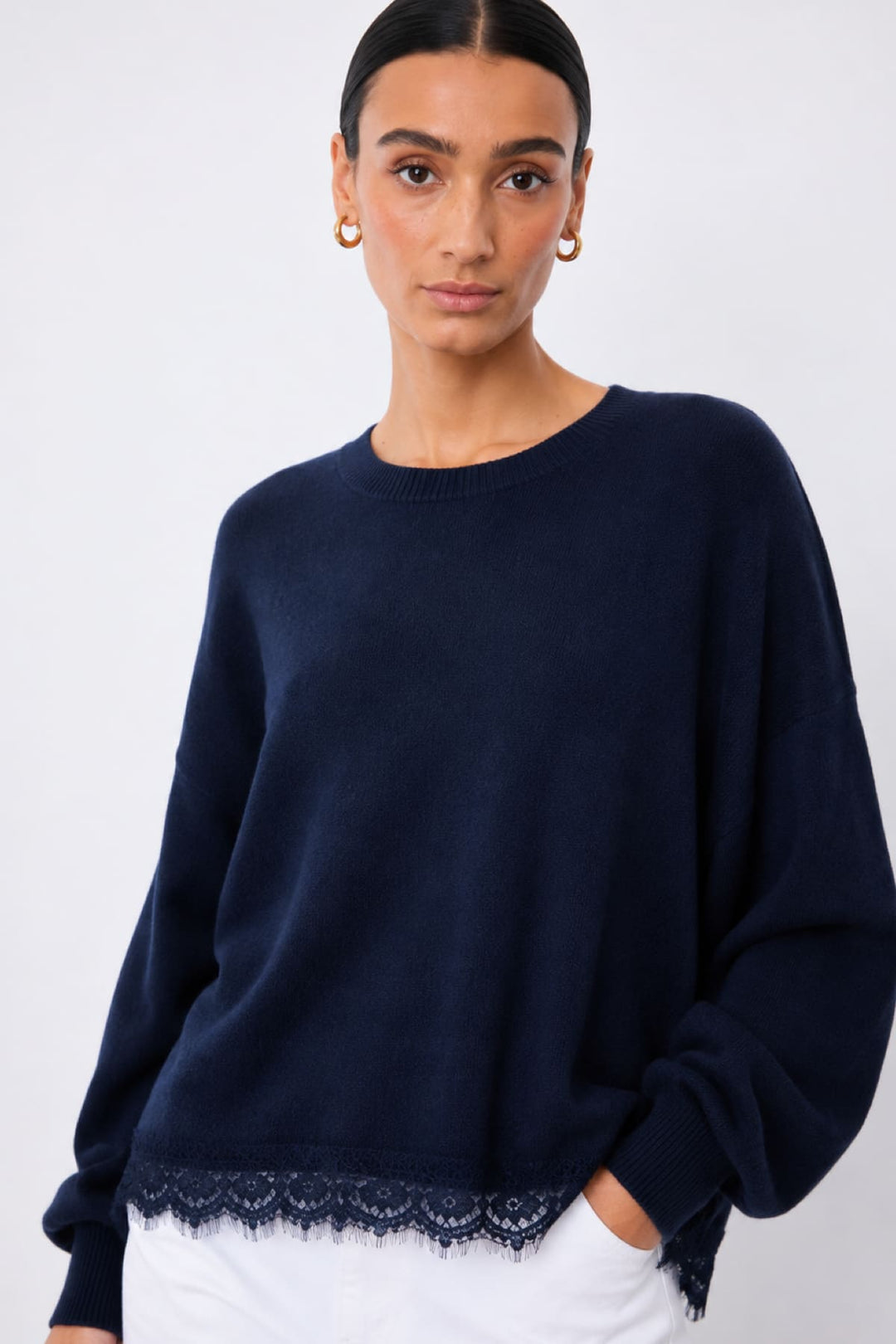 Chandail Dilly ample avec bordure en dentelle vue de face pour femme Not Shy