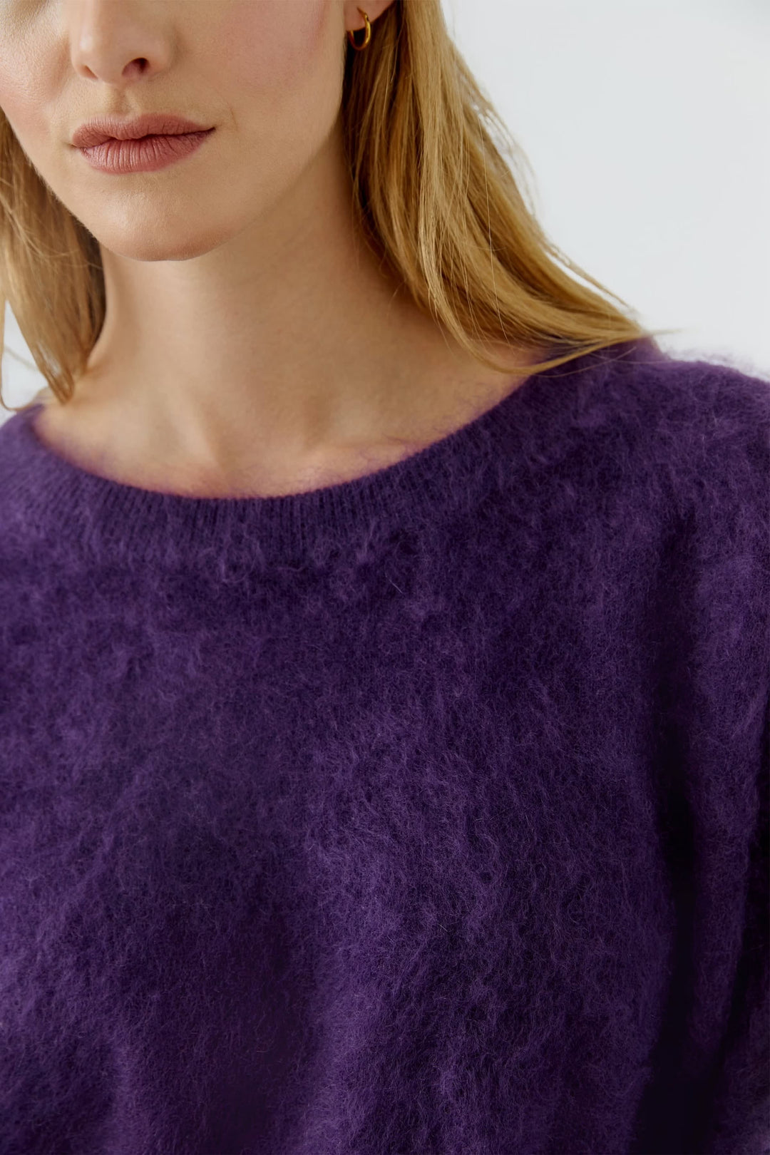 Vue portée chandail en maille duveteuse Oui pour femme, couleur crème avec détails texturés - Valérie Simon