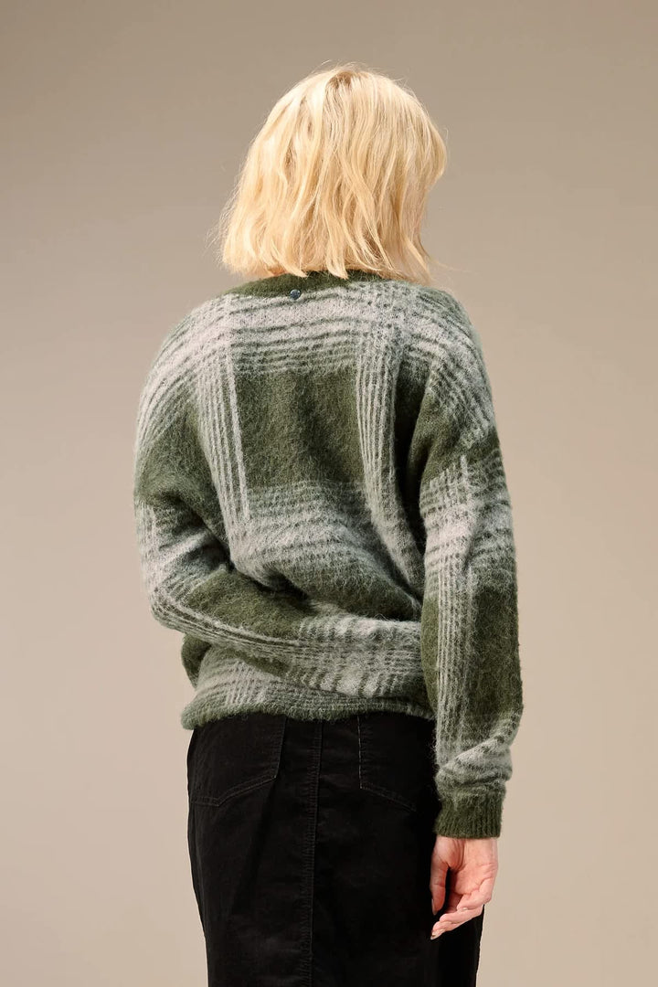 Chandail en tricot à carreaux avec col en V vue de face pour femme Nile