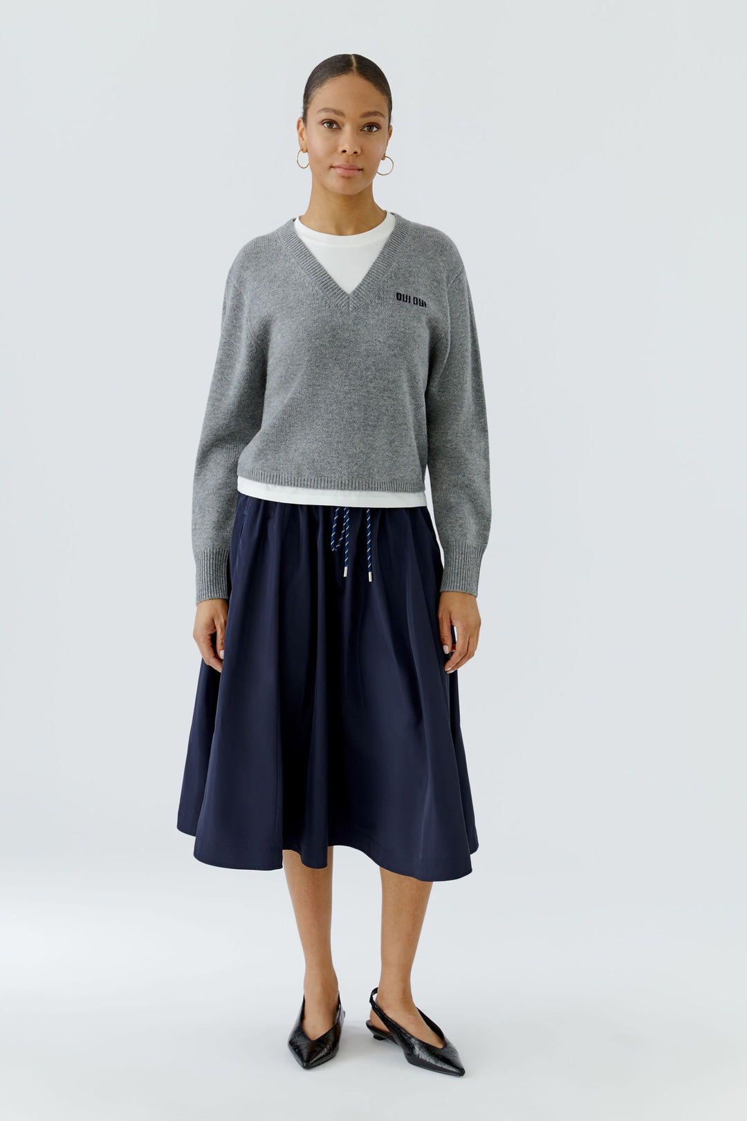 Chandail en tricot à col en V vue de face pour femme Oui