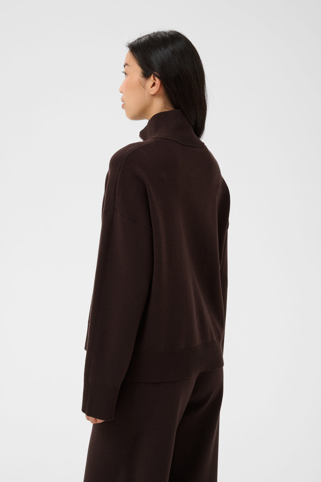 Front view of the women&