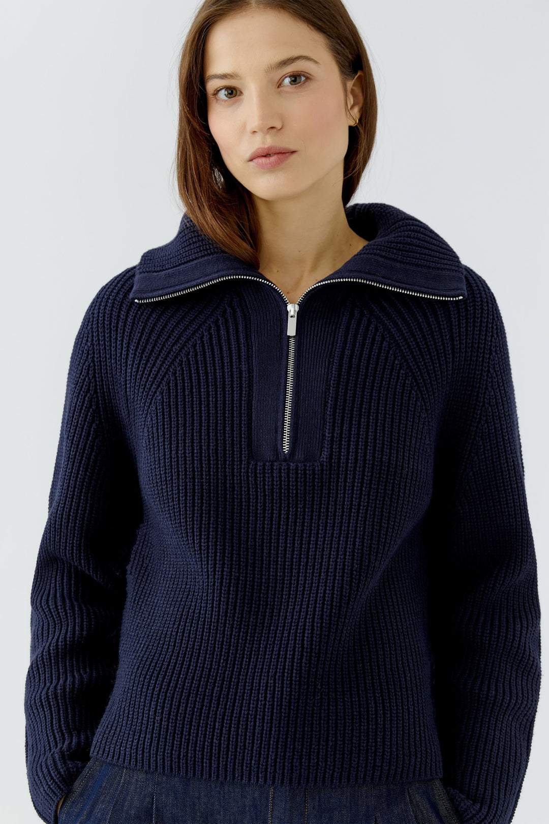 Chandail en tricot côtelé à col zippé vue de face pour femme Oui
