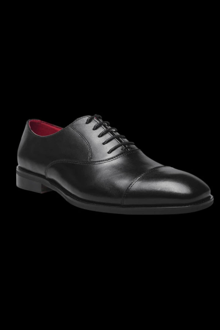 Vue de côté chaussure cuir noir Au noir pour homme avec lacets et surpiqûres visibles - Valérie Simon