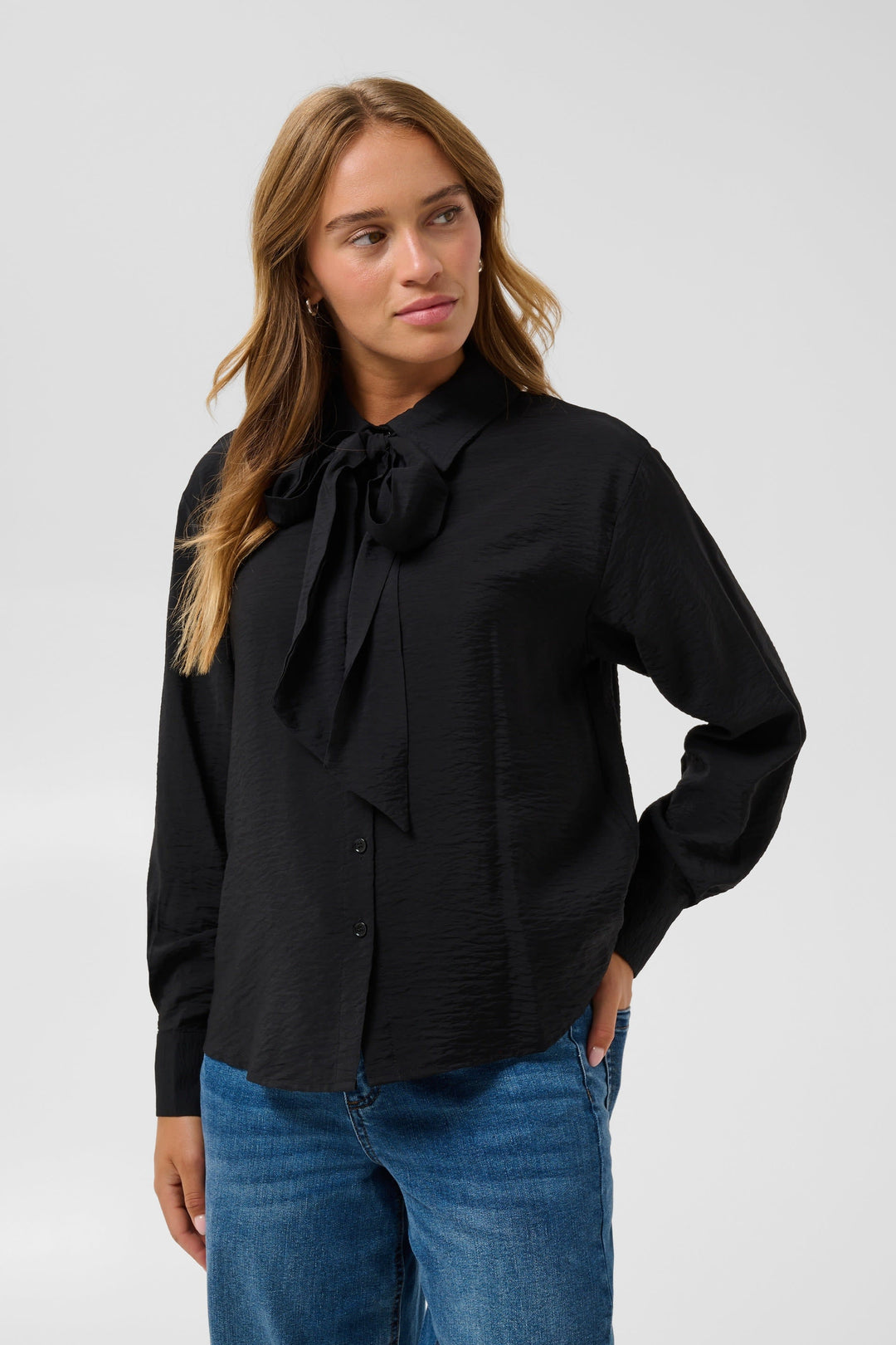 Chemise à col noué Gilda vue de face pour femme Kaffe