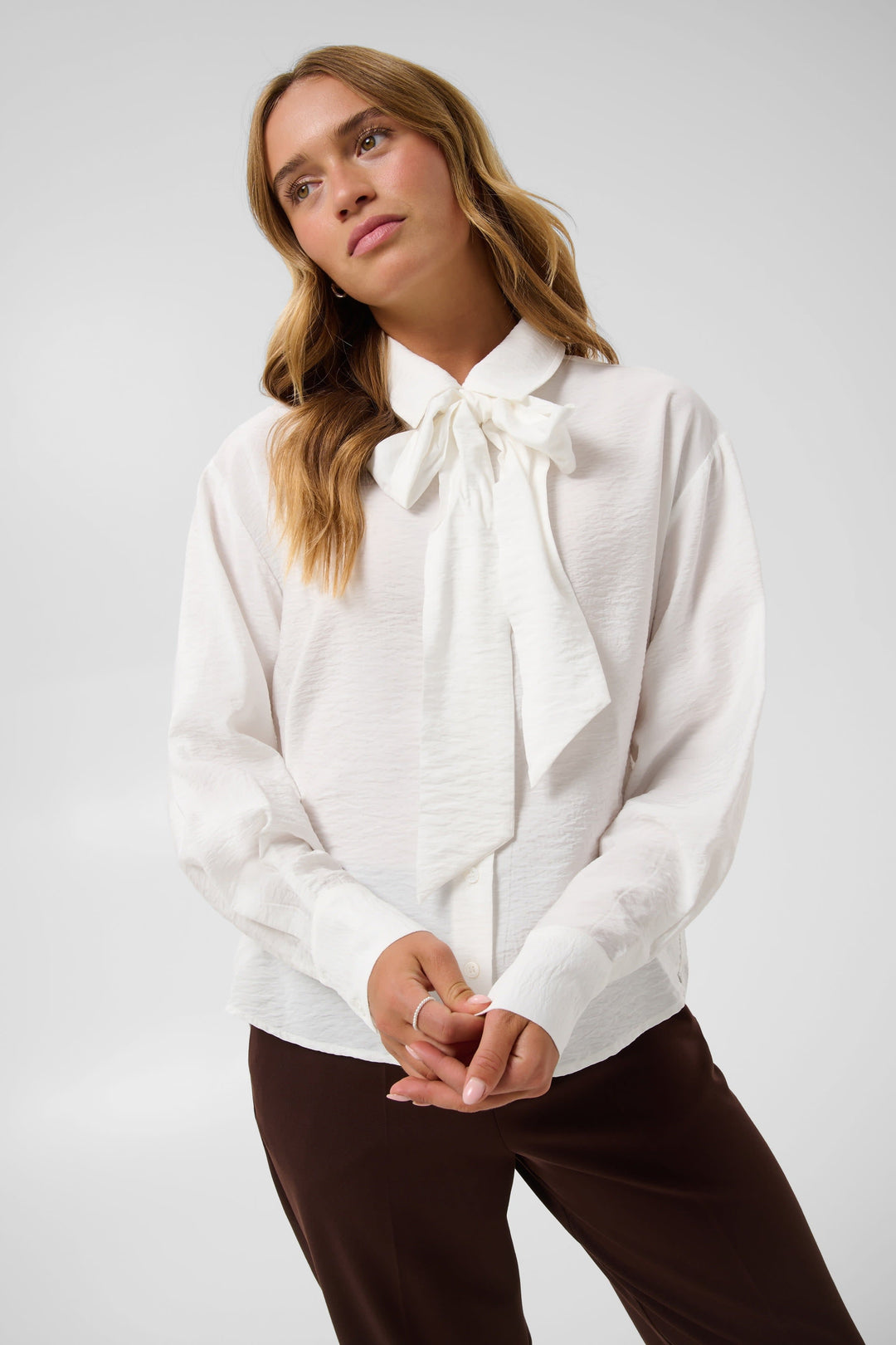 Chemise à col noué Gilda vue de face pour femme Kaffe