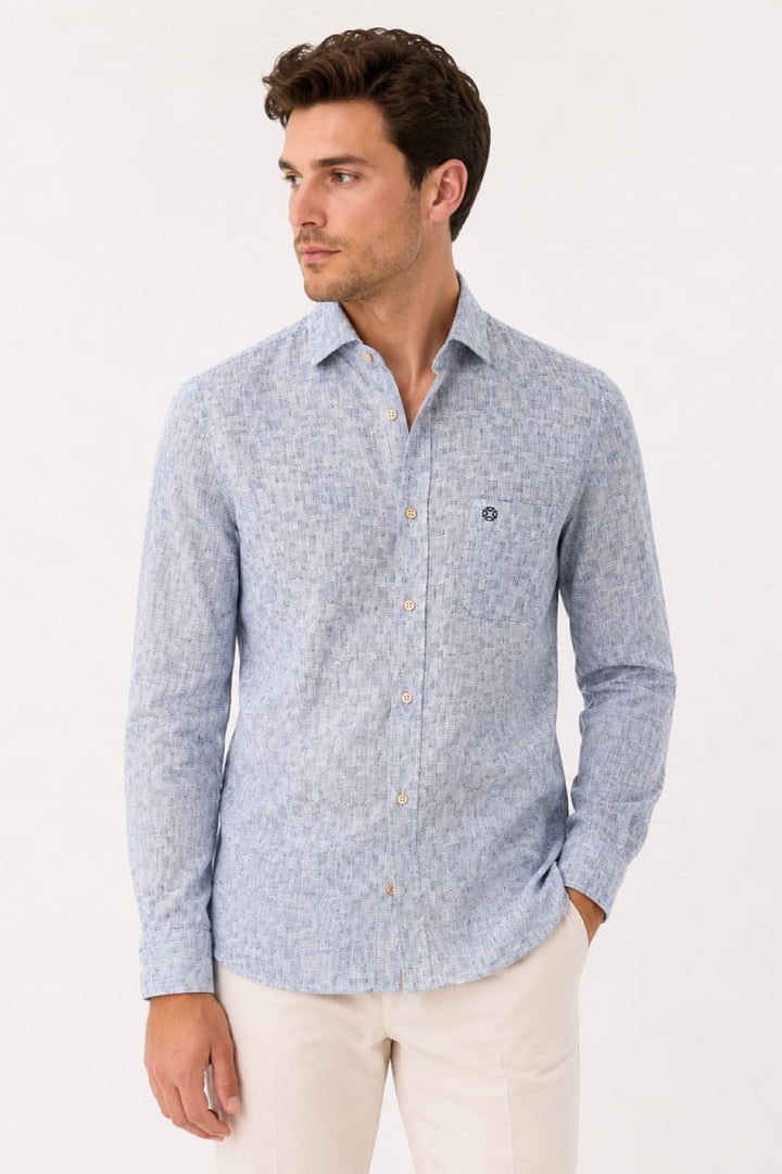 Vue de face chemise sport à motif texturé Fellows United homme bleu avec détails boutons - Valérie Simon