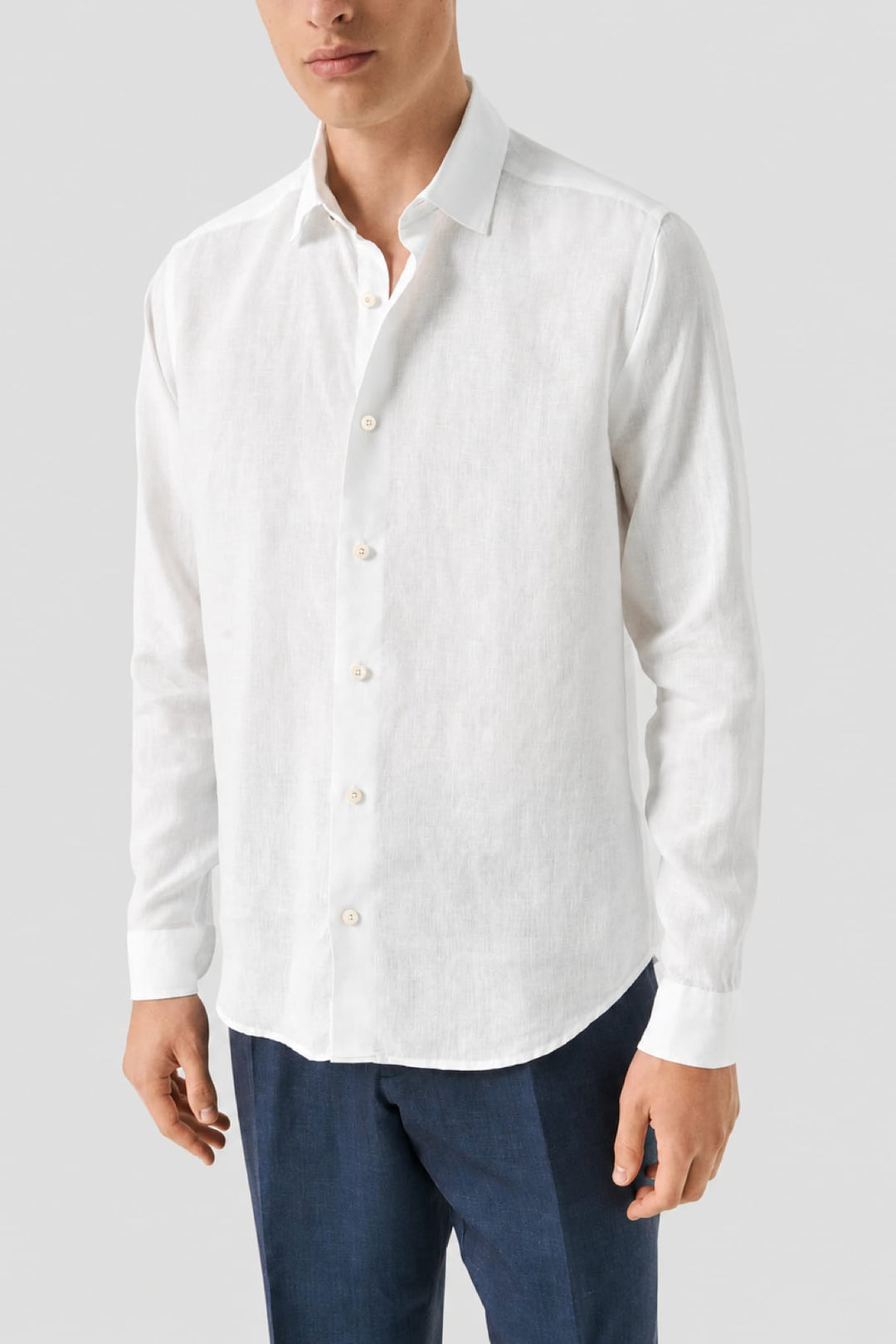 Vue de face chemise en lin Eton pour homme blanche avec poignets boutonnés - Valérie Simon
