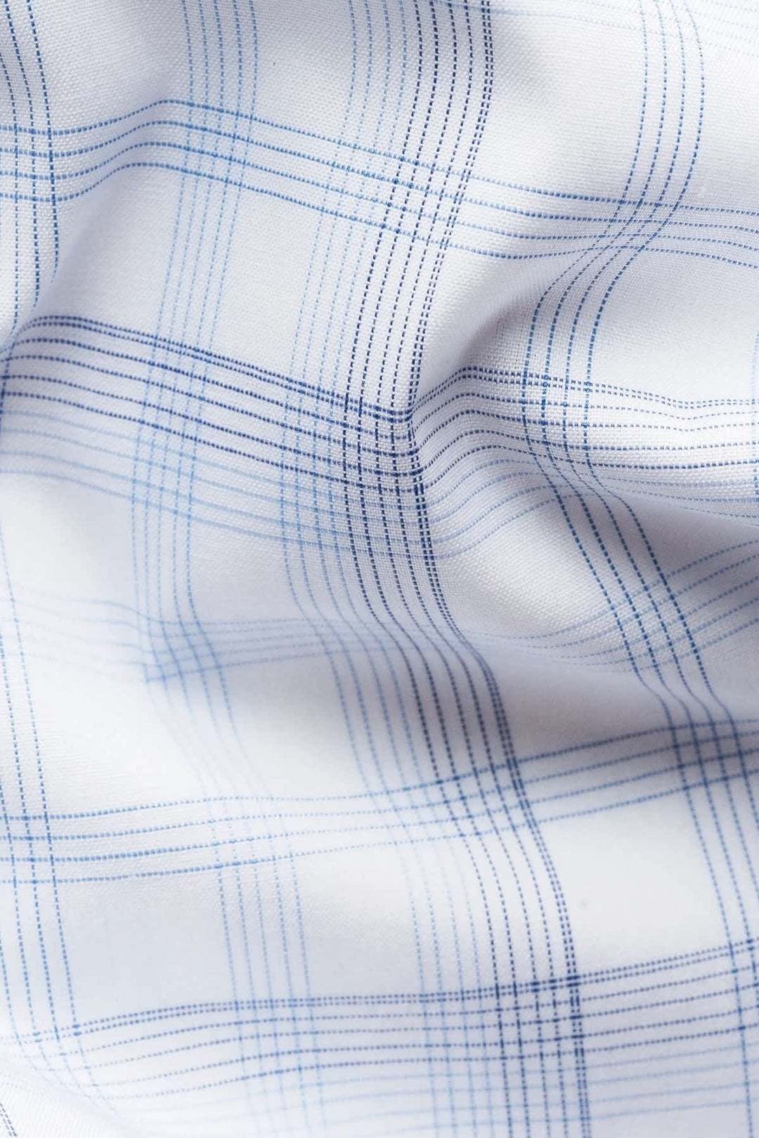 Vue de face chemise habillée à carreaux Eton pour homme bleue avec boutons blancs - Valérie Simon