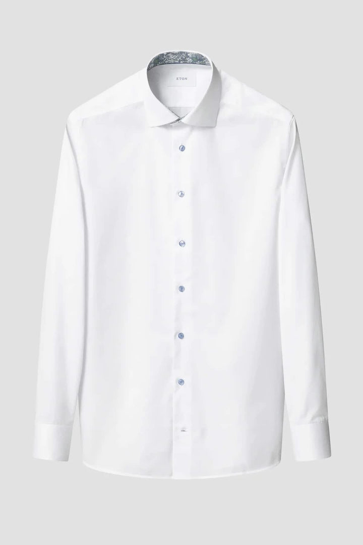 Vue de face chemise Eton pour homme blanche détails contrastants Valérie Simon