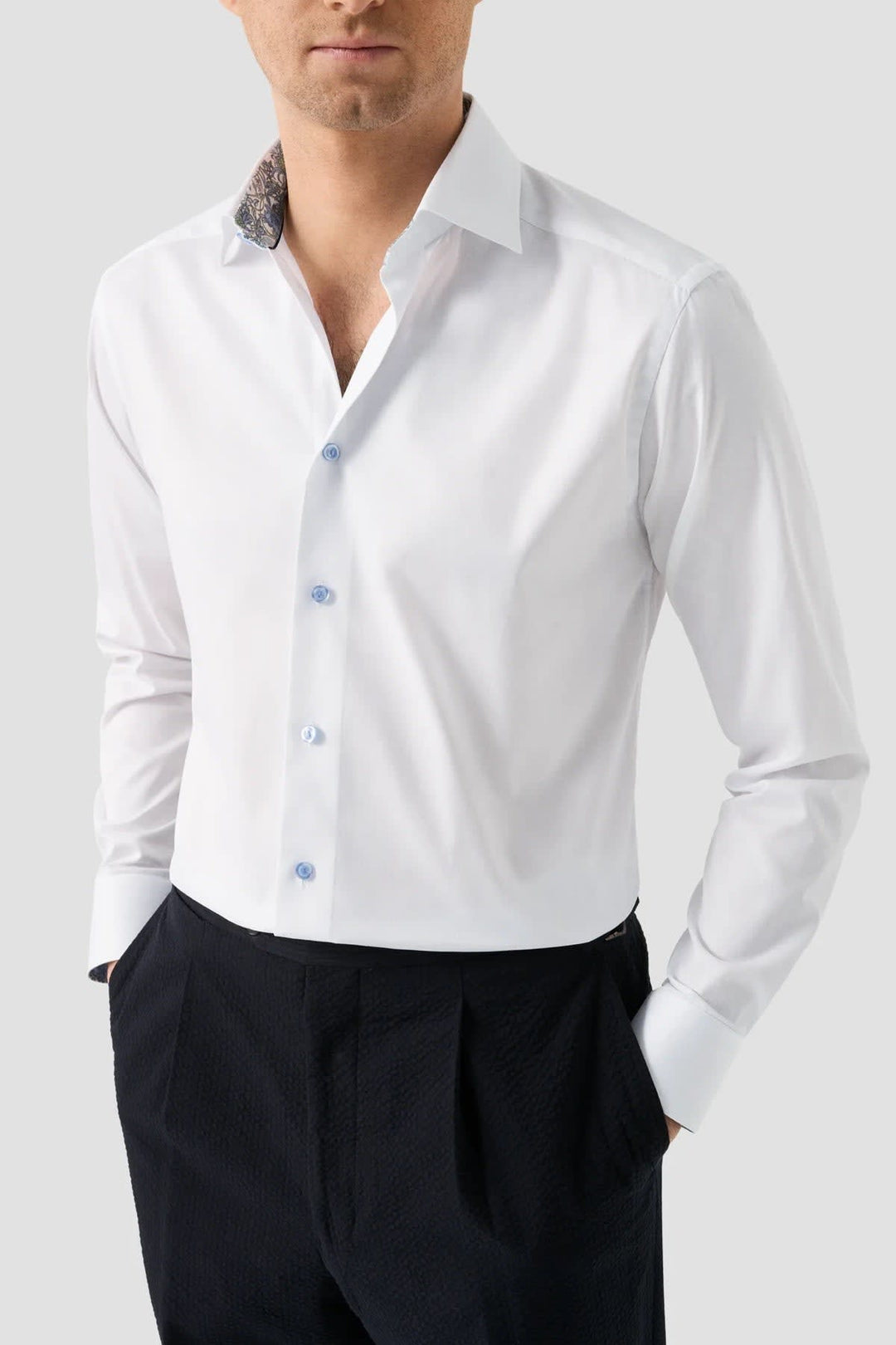 Vue frontale chemise habillée Eton homme avec détails contrastants blancs et bleus - Valérie Simon