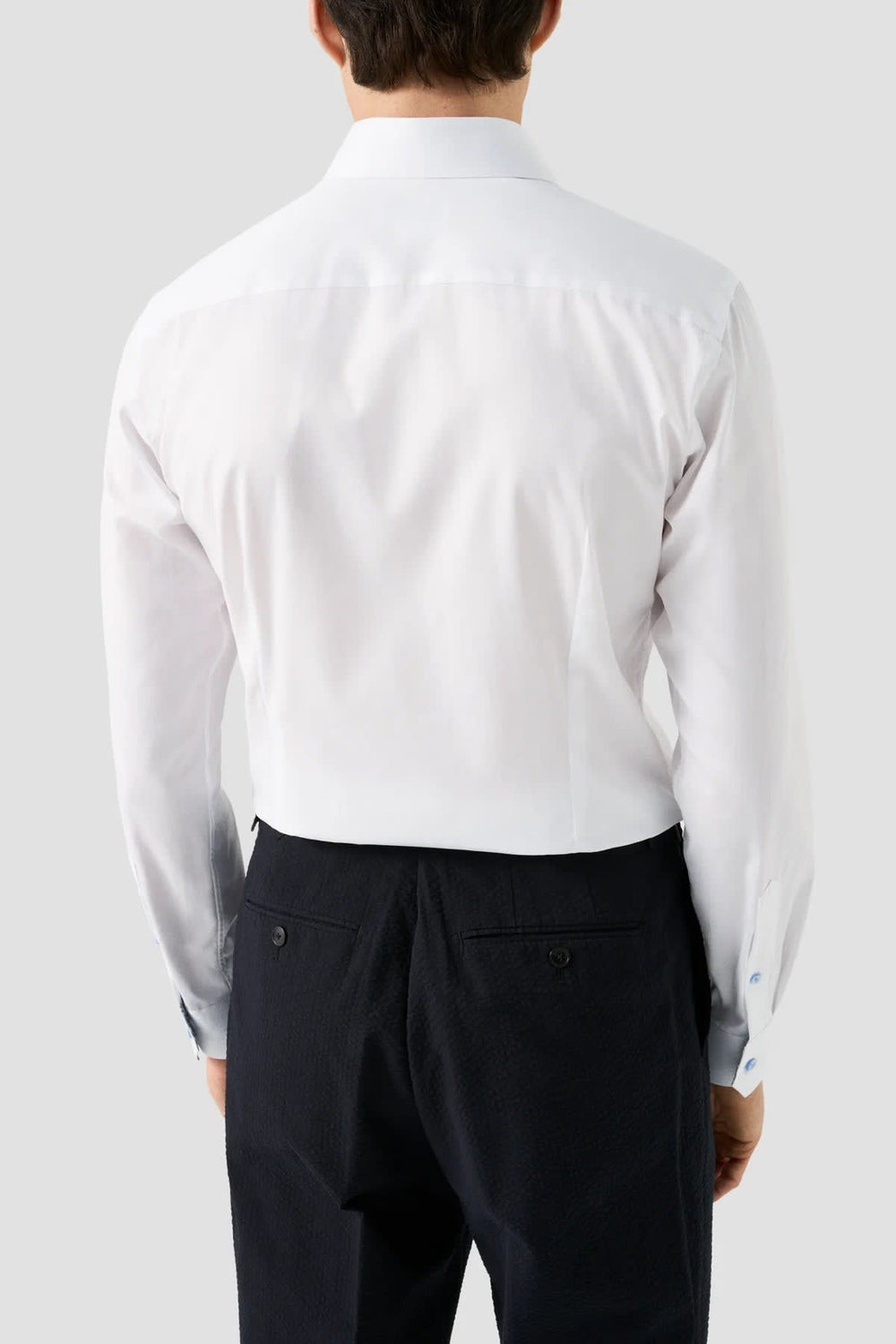 Vue de face chemise habillée Eton homme blanc détails contrastants noir - Valérie Simon