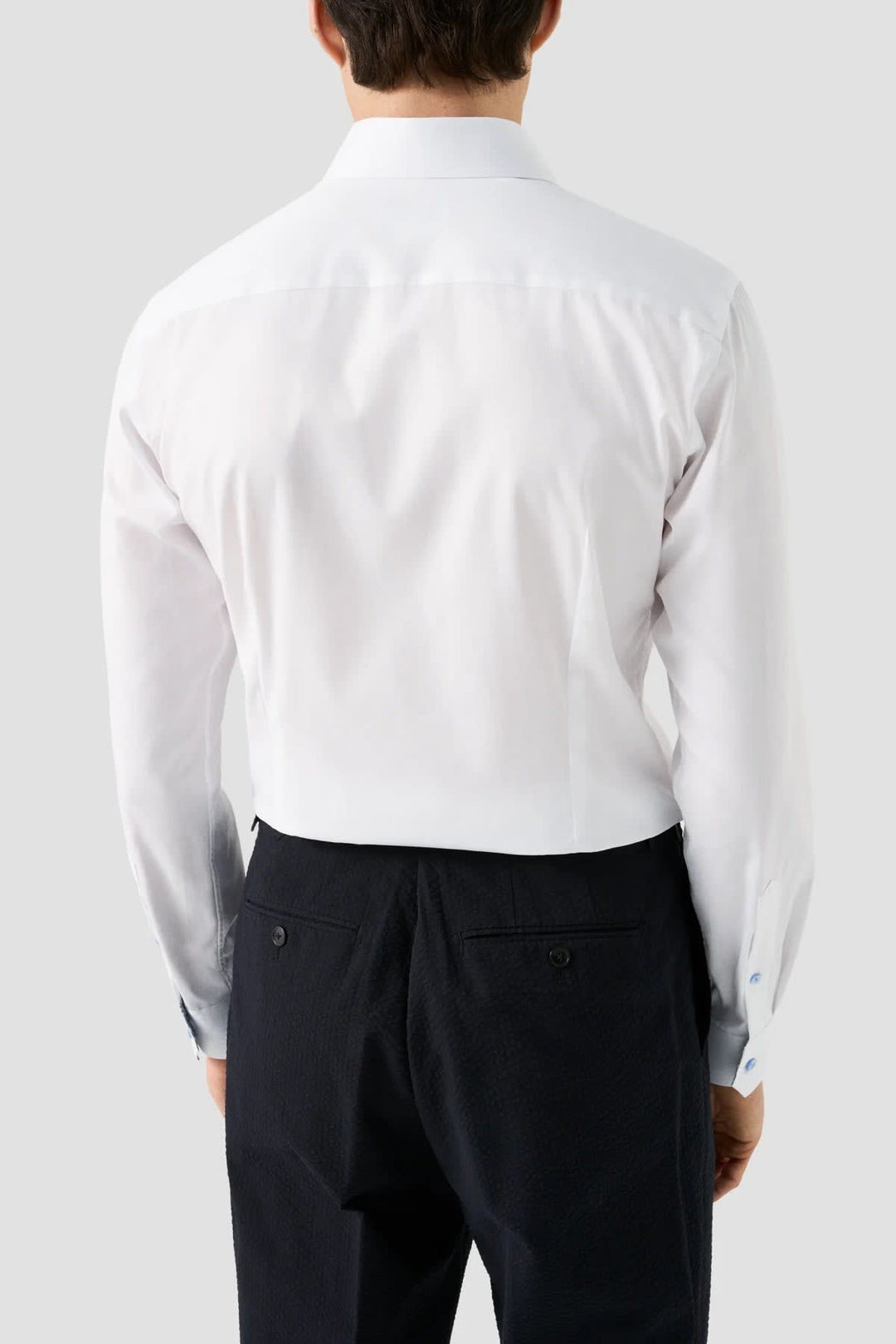 Vue de face chemise habillée Eton homme blanc détails contrastants noir - Valérie Simon