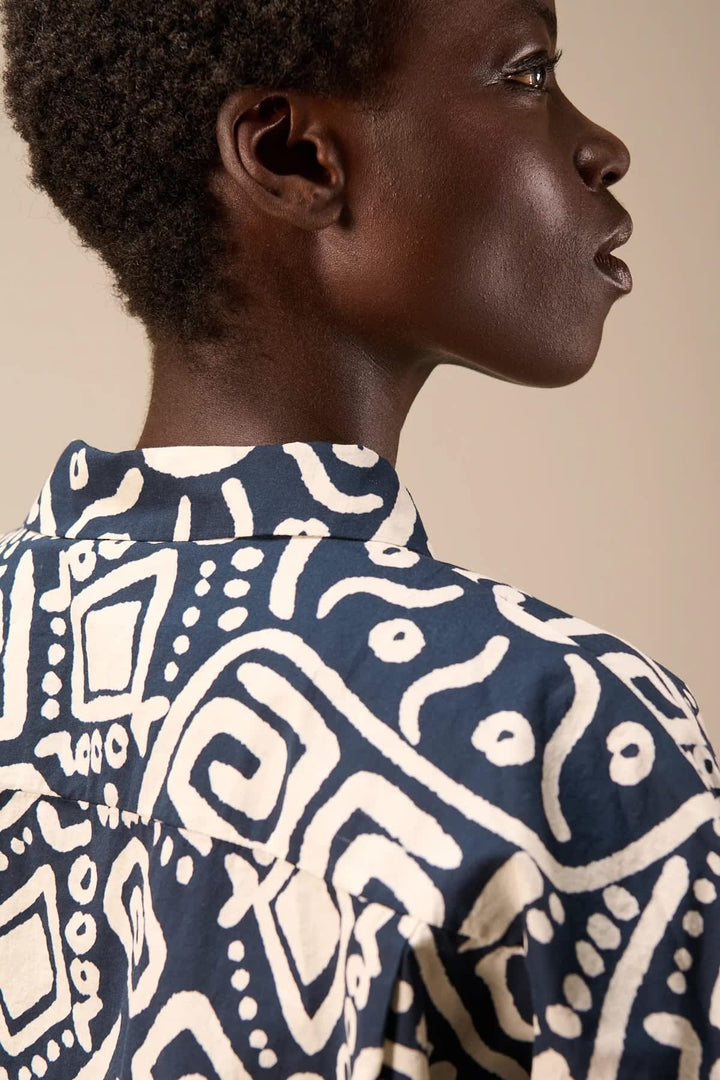 Vue avant chemise imprimée Nile pour femme, motif unique, col avec détails - Valérie Simon