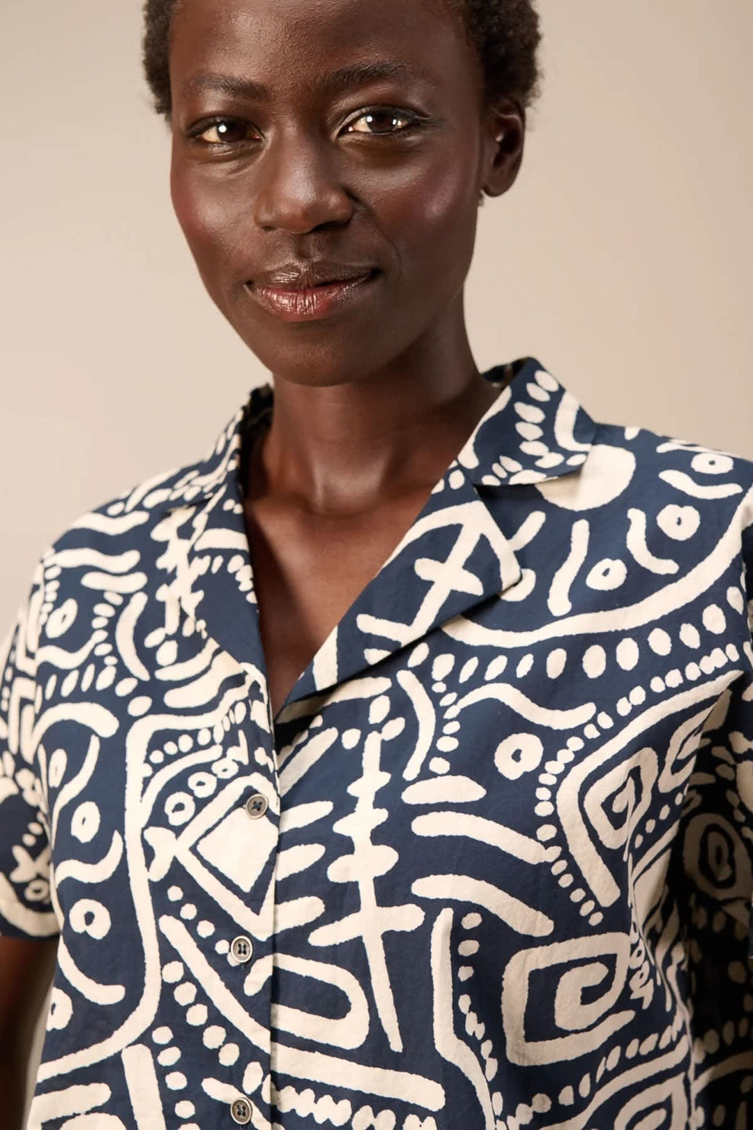 Vue de face chemise imprimée Nile pour femme avec col détaillé en motifs floraux bleu - Valérie Simon