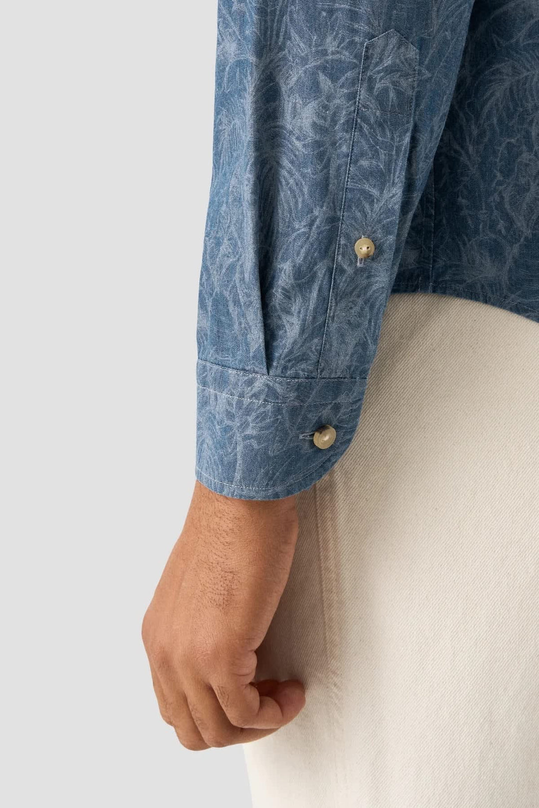Vue de côté chemise sport homme Eton imprimée fleurs multicolores - Valérie Simon