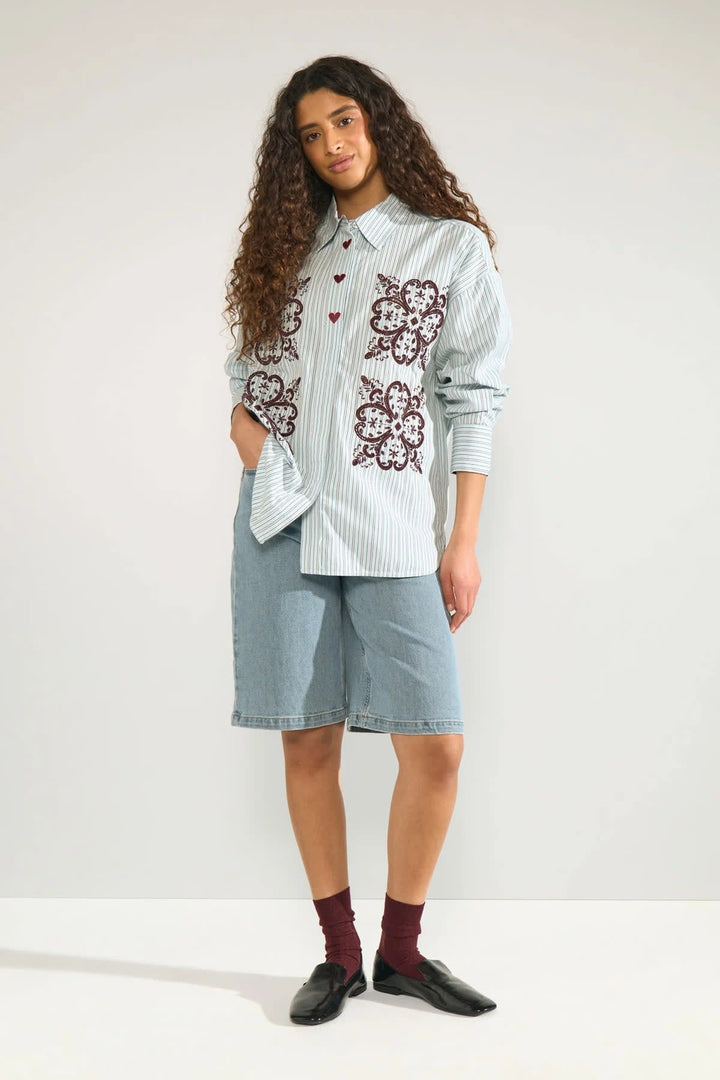 Chemise rayée avec broderies vue de face pour femme Numph