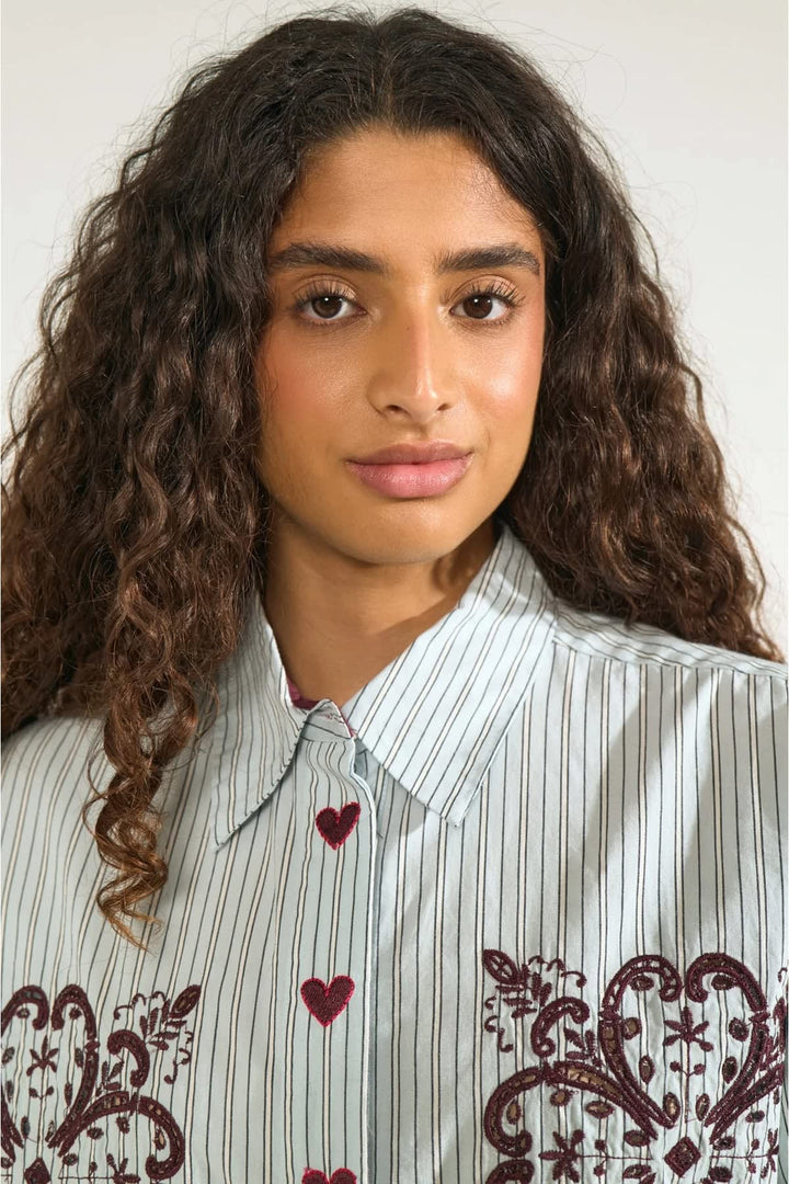 Chemise rayée avec broderies vue de face pour femme Numph