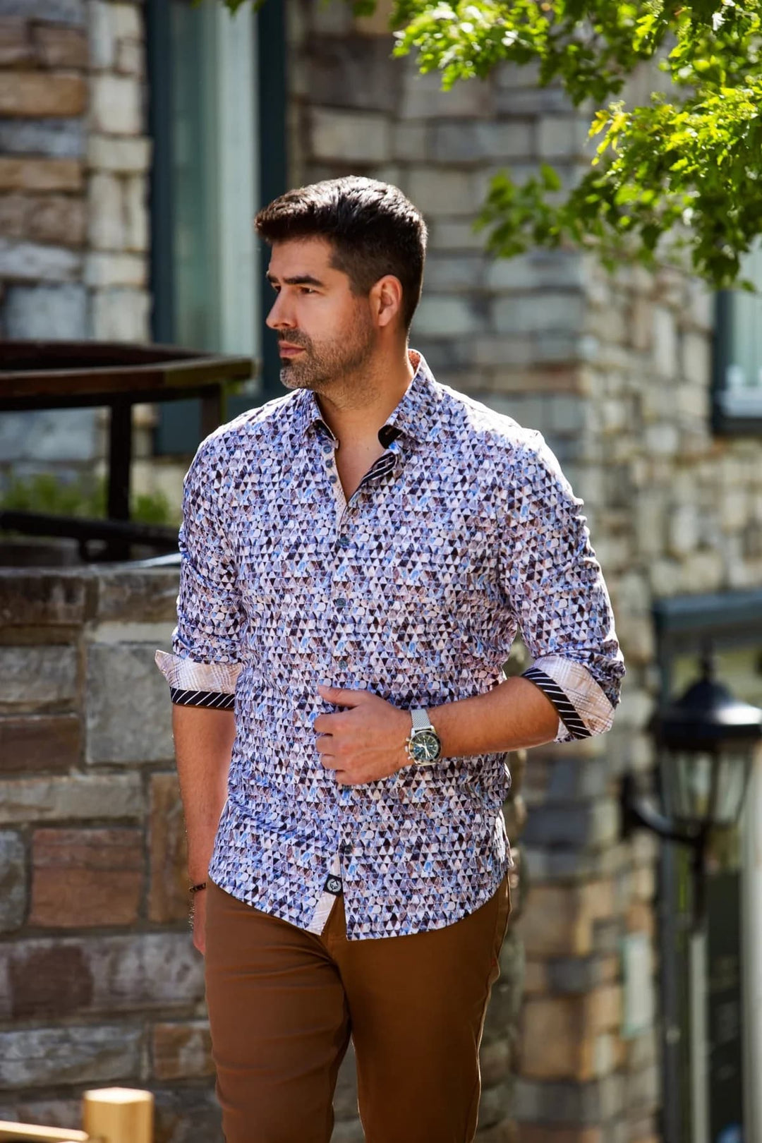 Chemise sport Eldric à imprimé géométrique vue de face pour homme Au noir