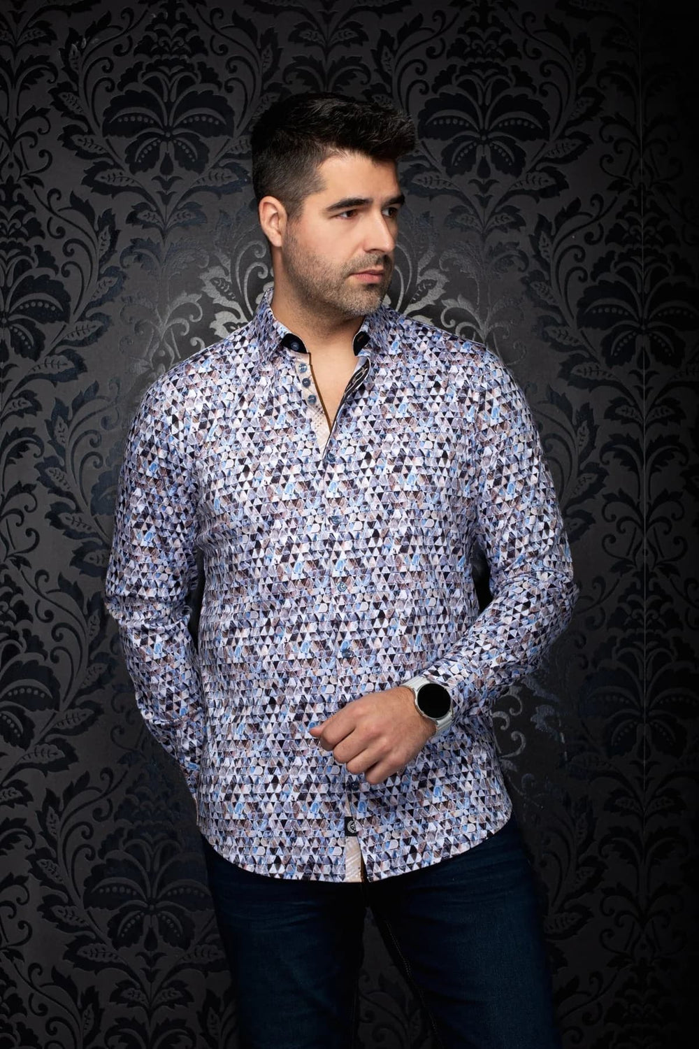 Chemise sport à imprimé géométrique vue de face pour homme Au noir