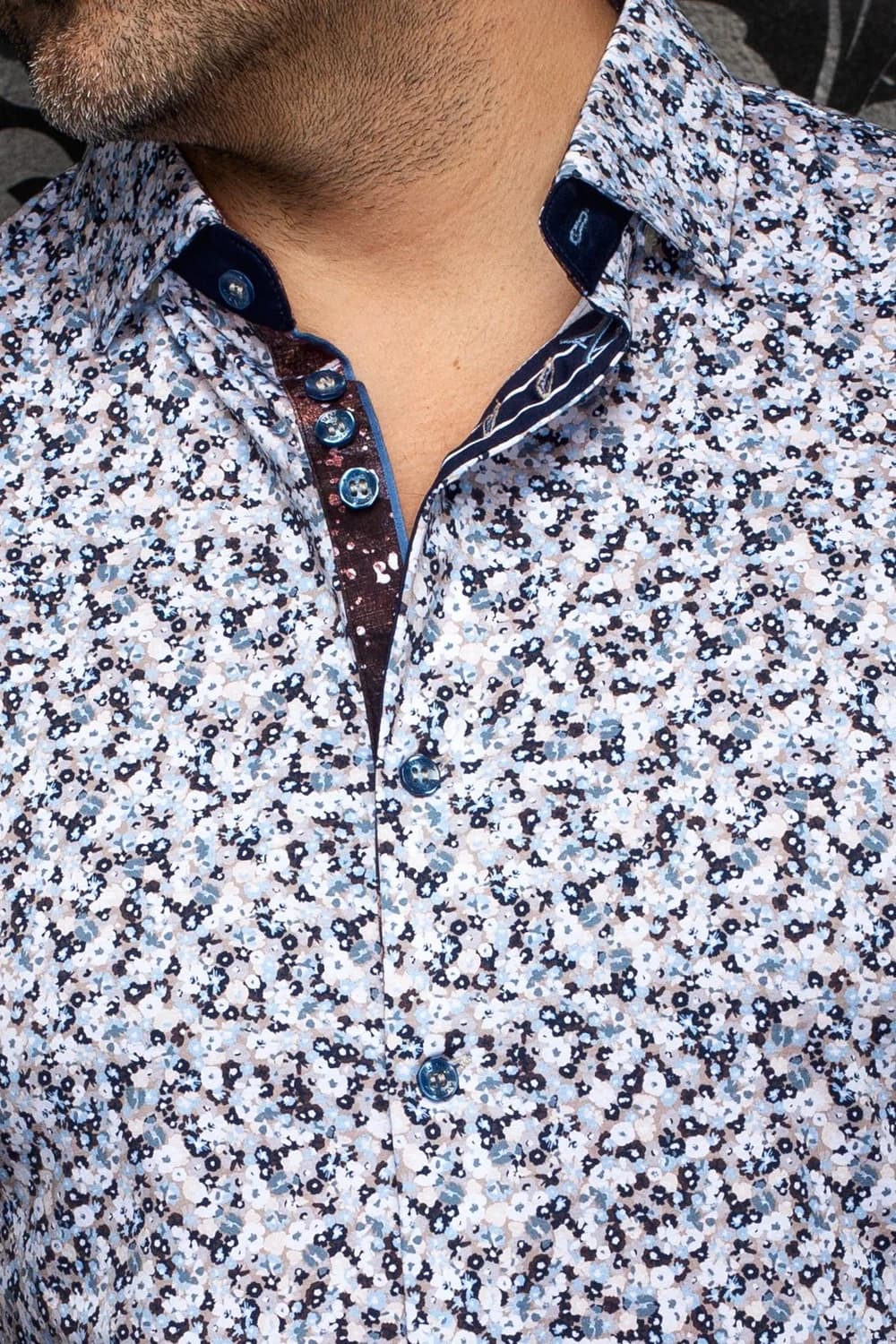 Chemise sport à micro-imprimé floral vue de face pour homme Au noir