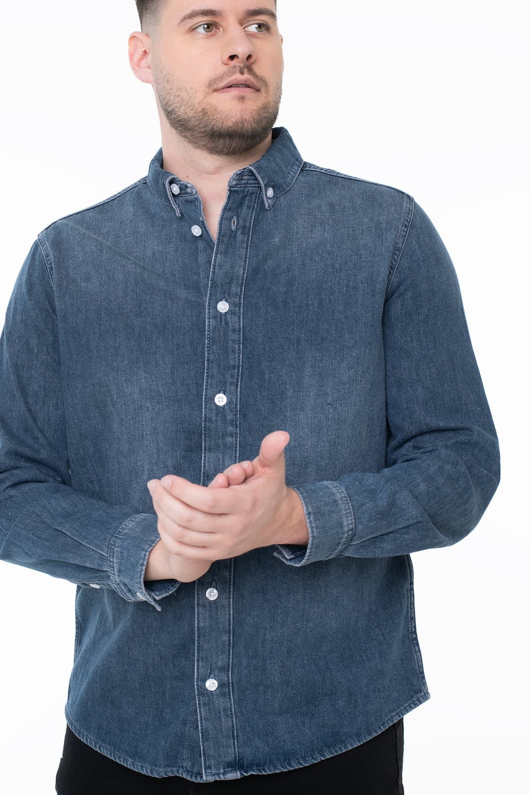 Side view of a lightweight denim casual shirt by Tom Tailor for men in light blue - Valérie Simon