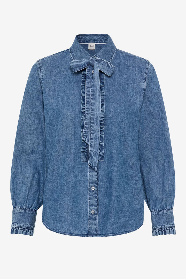 Chemise Victoria en denim à col lavallière vue de face pour femme Brax