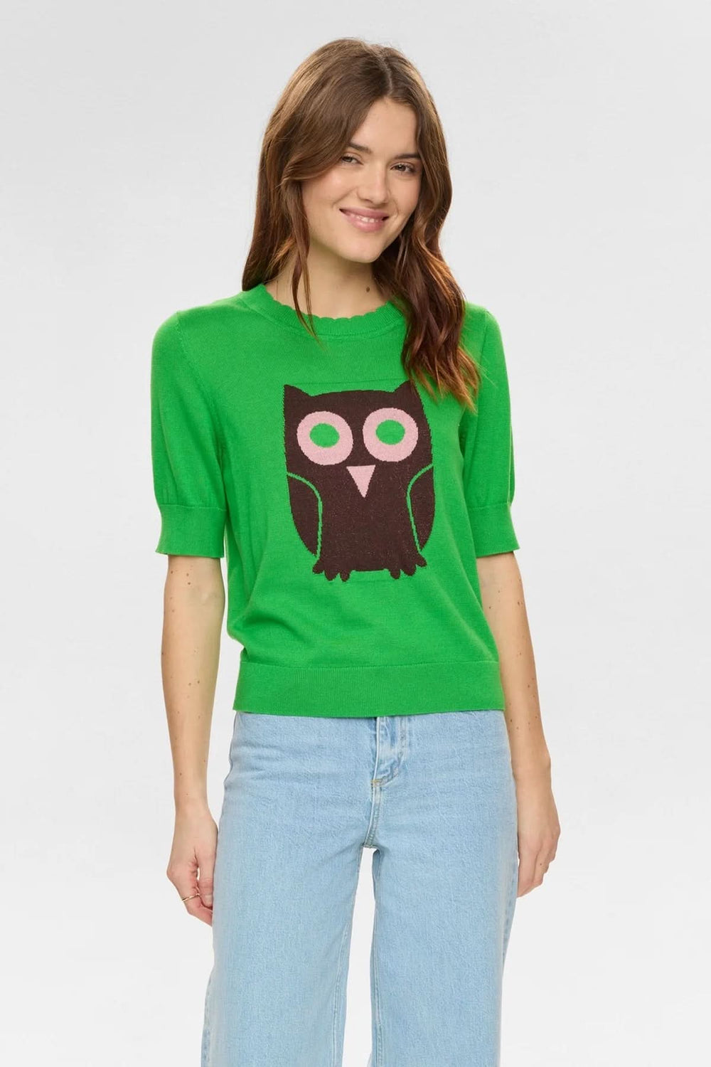 Chandail en tricot motif hibou vert avec motif hibou au centre, col rond festonné et manches courtes ajustées, style moderne.