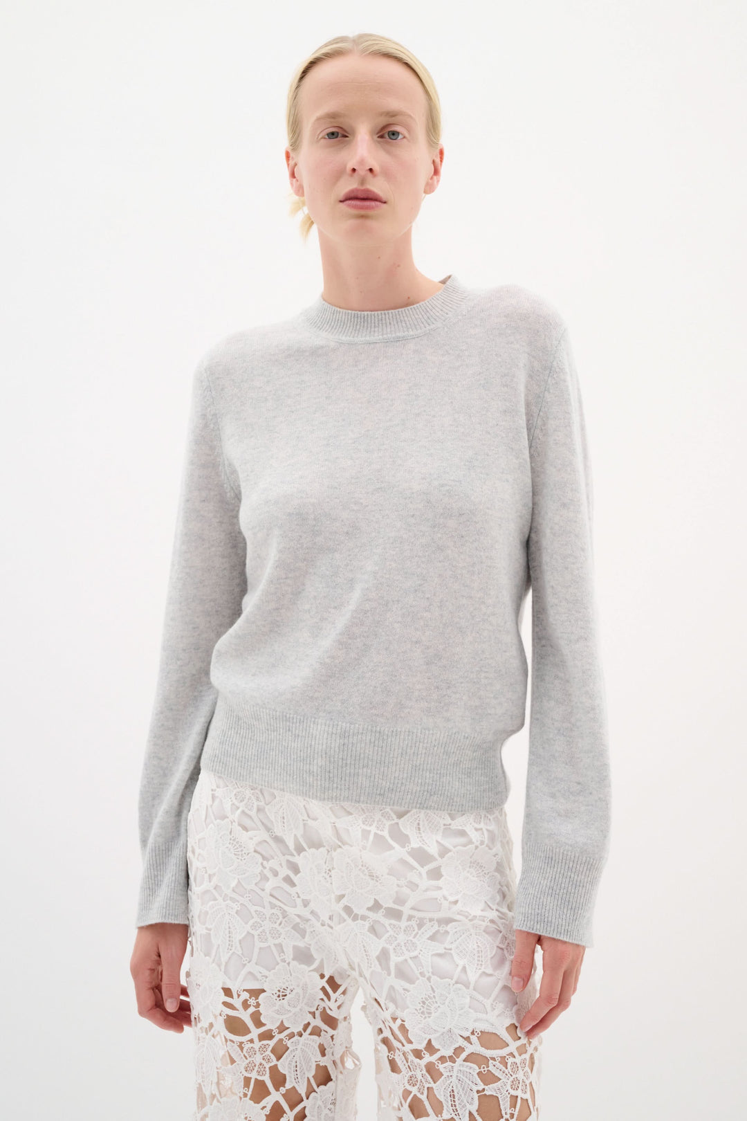 Chandail Silje en maille fine, doux au toucher, avec encolure côtelée, style intemporel et raffiné.
