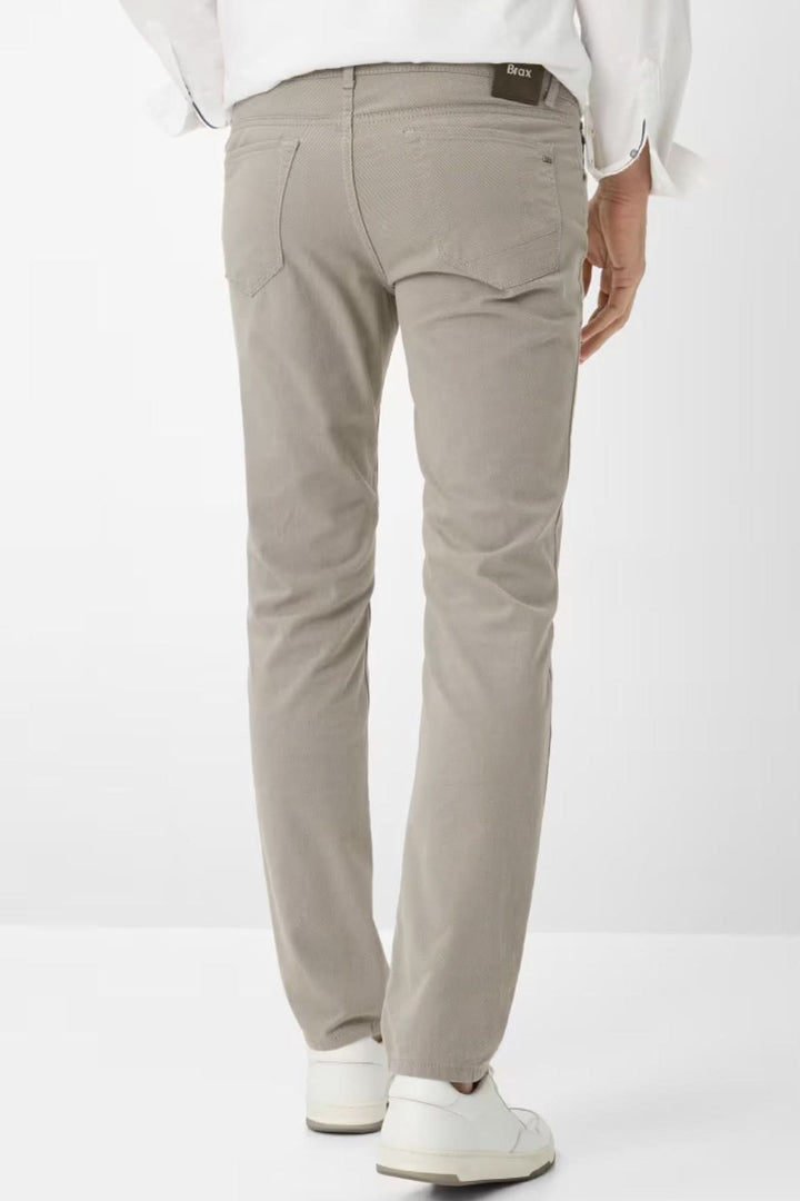 Pantalon ajusté longueur cheville en tissu extensible, coupe moderne avec poches, idéal pour tenues décontractées ou formelles.