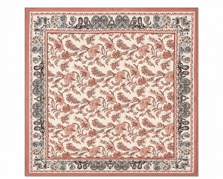 Foulard carré imprimé avec motifs floraux et décoratifs, texture satinée 53x53 cm, polyvalent et élégant pour un usage quotidien.