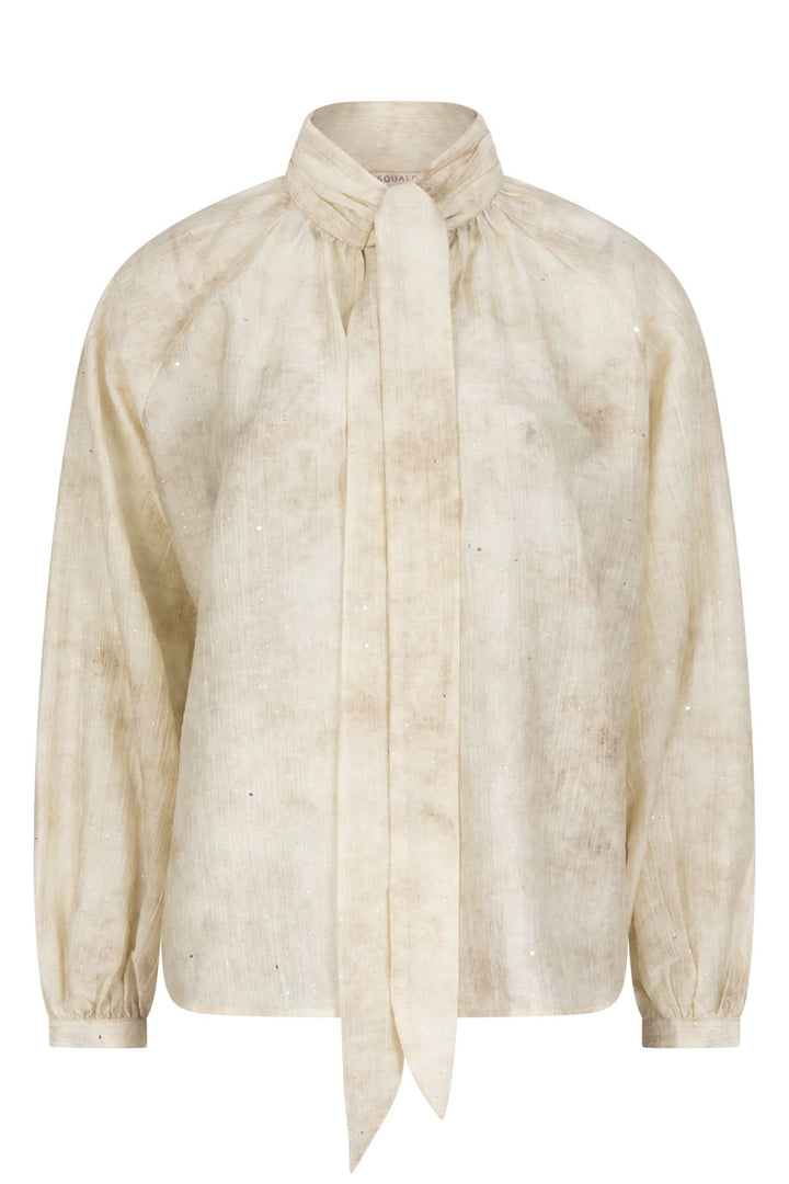 Blouse à col lavallière en tissu légèrement irisé, idéale pour des occasions habillées ou un look de bureau élégant.