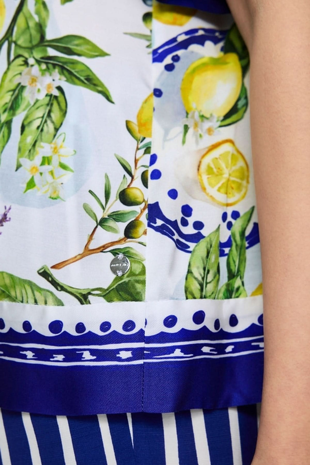 Blouse imprimé méditerranéen avec motifs citrons et olives, détail du tissu fluide en viscose, coupe ample et estivale.