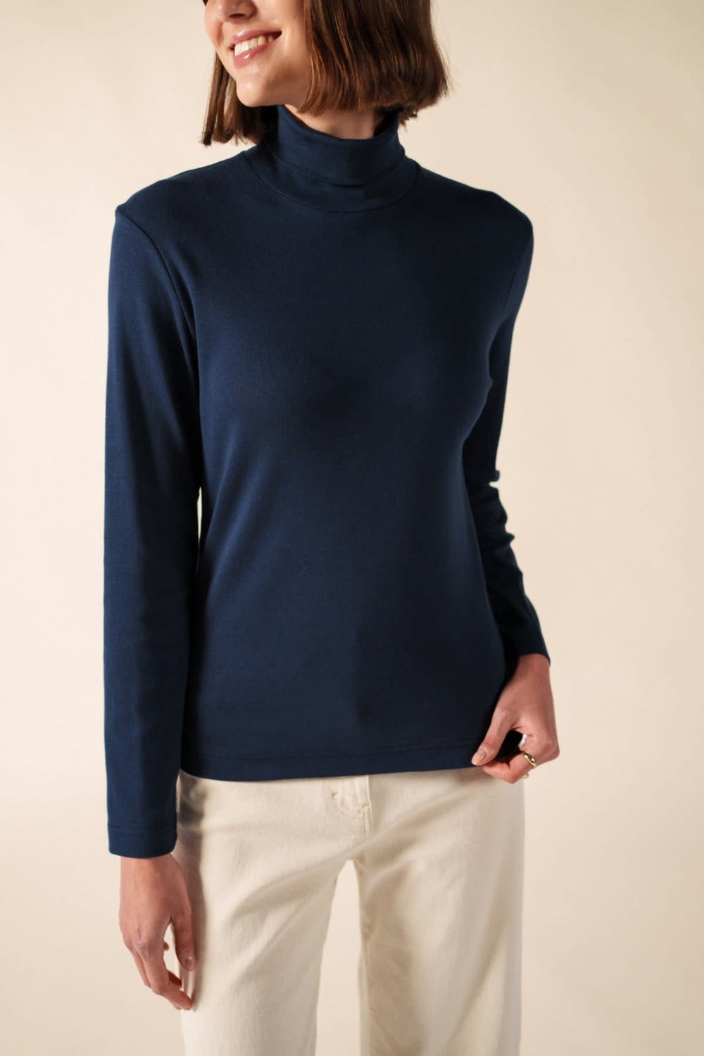 Vue de face col roulé Celina Saint James bleu marine pour femme avec détails rayés - Valérie Simon